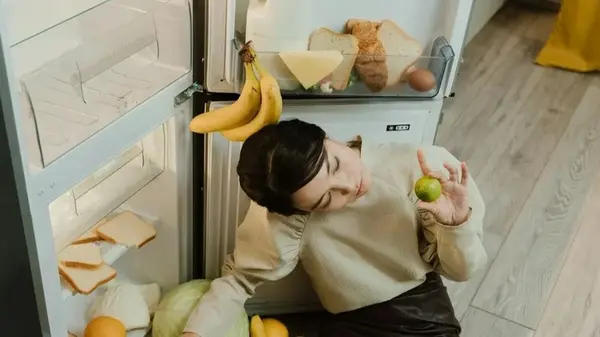 Прощай, запах в холодильнике: лайфхак без соды, активированного угля и уксуса