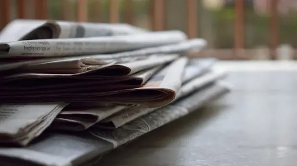 Не выбрасывайте старые газеты: креативные и полезные способы применить их в быту