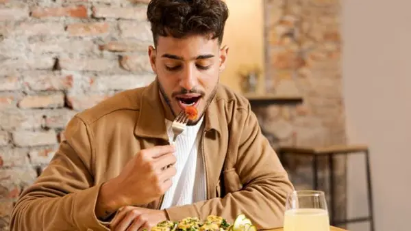 В котором часу обедать для энергии и концентрации на весь день: точный ответ