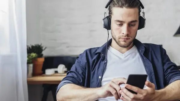 Безобидная привычка может стать фатальной: почему нельзя спать в наушниках