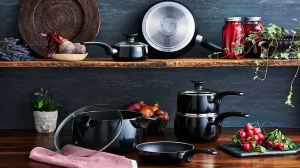 Это «убивает» вашу сковородку: чего нельзя делать сразу после жарки