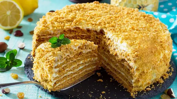 Медовик на сковороде: рецепт для тех, у кого нет духовки