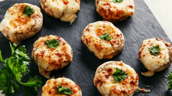 Так грибы вы еще не готовили: аппетитные и нежные фаршированные шампиньоны