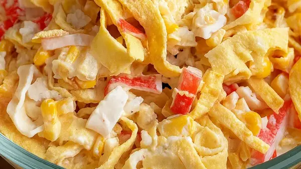 Крабовый салат с жареными яичными блинами: рецепт к праздничному столу