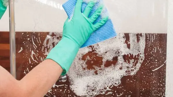 Душевая кабина как новая: какие простые средства помогут очистить лучше профессиональной и дорогой химии