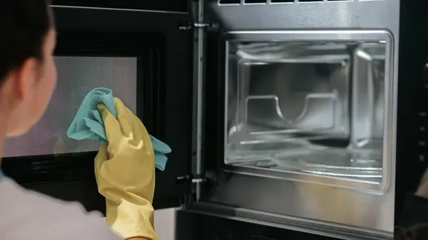 Как отмыть микроволновку внутри за 5 минут: что налить в миску и нагреть