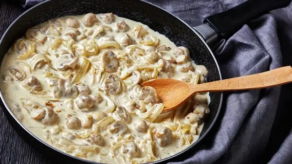 Шампиньоны, жаренные на сковороде, со сметаной: простой рецепт горячей закуски