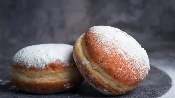 Мягкие постные пончики с маком и вишнями: простой домашний рецепт