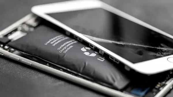 Эксперт объяснил, как предотвратить вздувание батареи и что делать, если это уже произошло