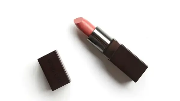 Пять идеальных зимних оттенков помады для женщин 50+