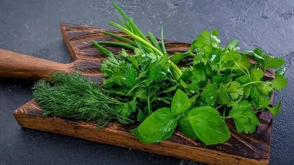 Как вернуть свежесть увядшей зелени и овощам: проверенные лайфхаки