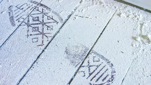 Слышать шаги, когда никого нет: что означает эта жуткая примета