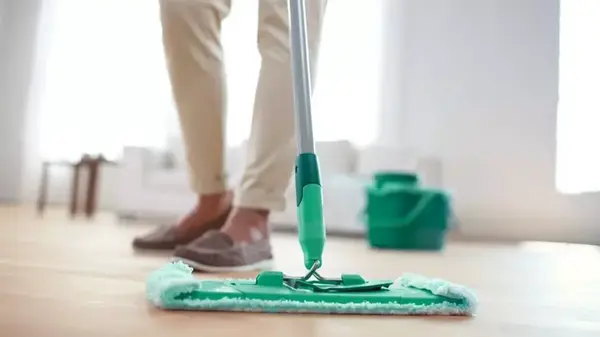 Чистый пол без капли химии: дедовский способ, который работает лучше современных средств