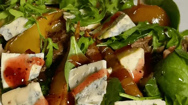 Салат с Дорблю, печенью и карамелизированной грушей: рецепт ресторанного блюда