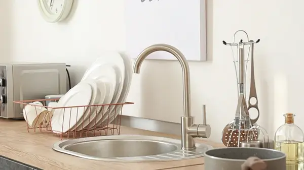 Забудьте о химии: одно простое средство прочистит трубы лучше любого магазинного