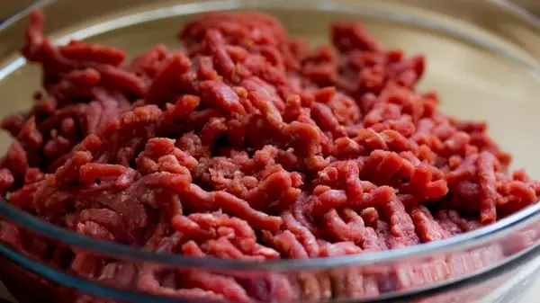 Почему фарш для котлет нельзя перекручивать дважды: секреты мясников для идеальной сочности