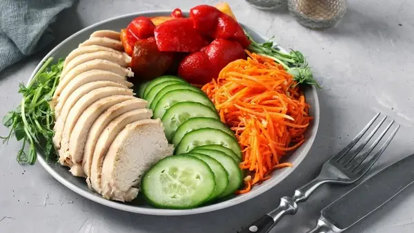 Салат с куриным филе, корейской морковью и огурцом: рецепт для праздничного стола