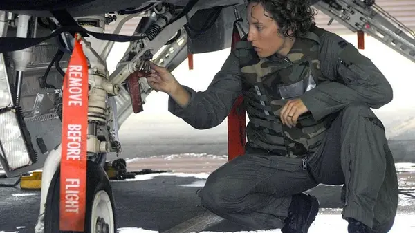 Что означают красные ленты на истребителях и почему их нельзя снимать