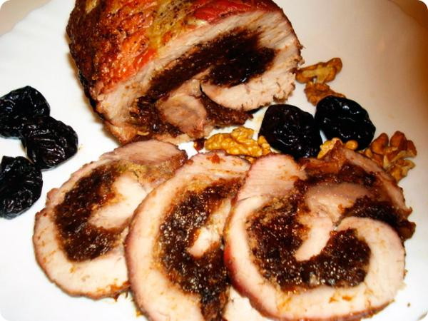 Свинина запеченная с черносливом (рецепт)