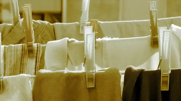 Без утюга и лишних усилий: как быстро убрать складки с одежды