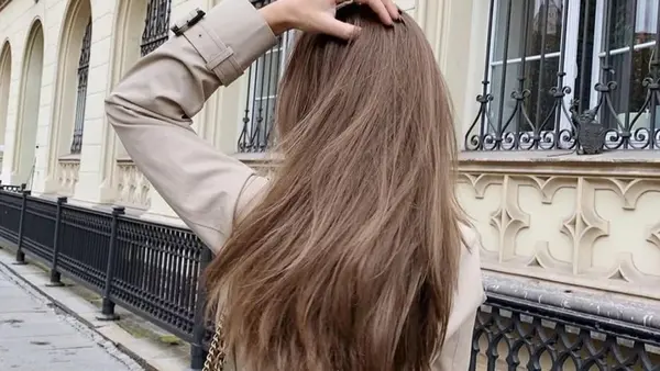 Стилисты называют его чудом: цвет волос, который «минусует» годы без процедур