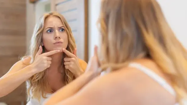 4 главных признака на коже, что вы пьете мало воды