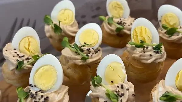 Соленая закуска из эклеров на праздничный стол: готовится легко, а вид удивит всех