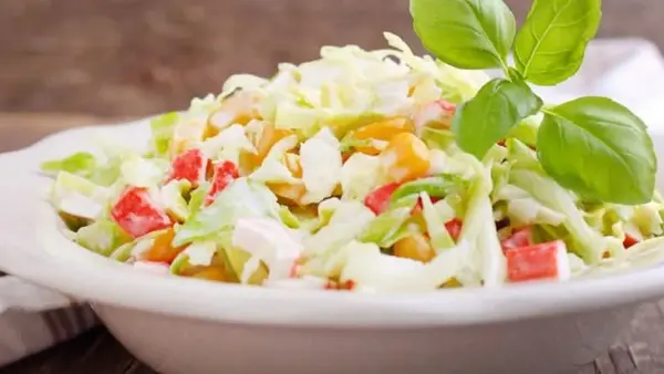 Легкий и бюджетный салат для праздничного стола за 5 минут