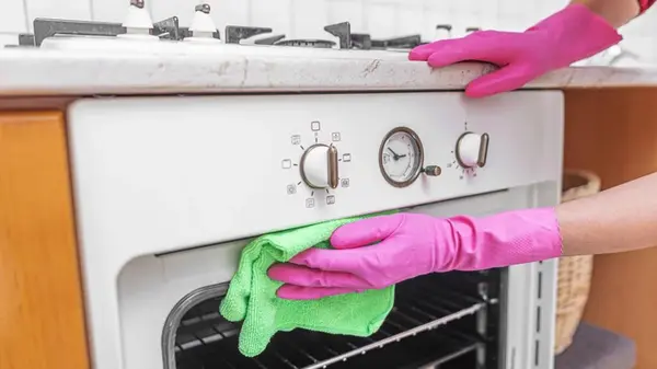 Как вымыть пол под газовой плитой и убрать в скрытых местах: совет, который точно работает