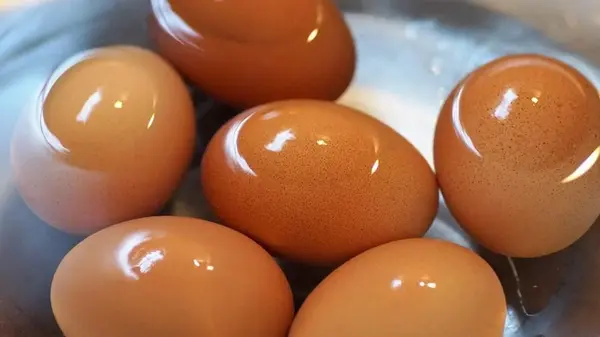 В какую воду нужно класть яйца для варки — холодную или горячую: окончательный ответ поваров