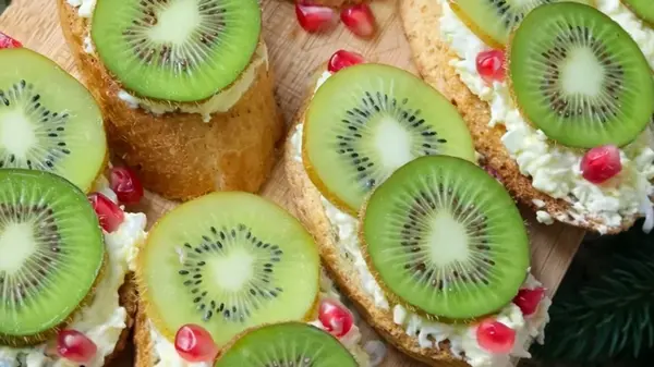 Бутерброды с плавленым сыром и киви: рецепт интересной закуски