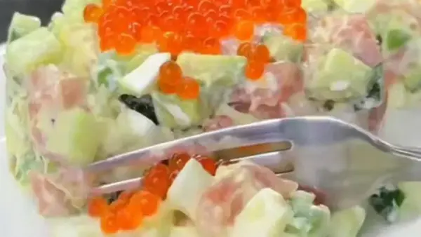 Салат с красной рыбой без майонеза: легкий рецепт для праздничного меню