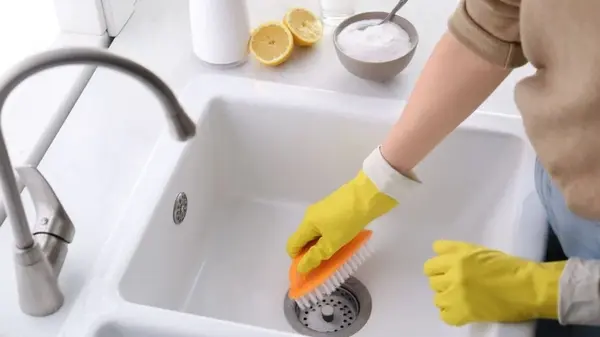 Как эффективно прочистить слив: секретный ингредиент, работающий лучше соды и уксуса