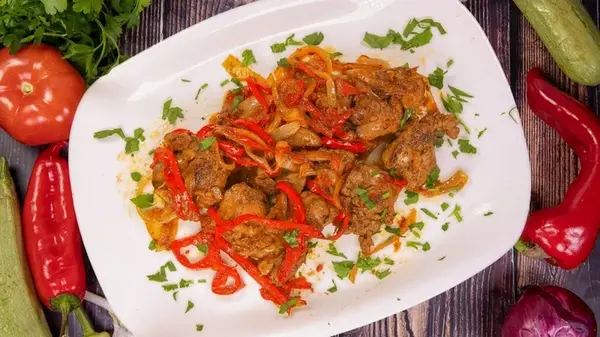 Куриная печень с болгарским перцем и луком: простой и быстрый рецепт