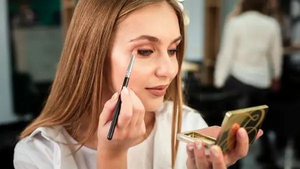 Неожиданная причина, почему никогда не стоит спать с макияжем