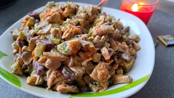 Салат с грибами, фасолью и солеными огурцами: рецепт вкусного блюда
