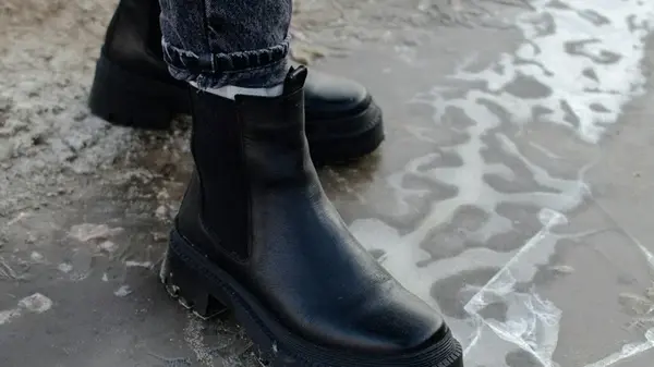 Обувь больше не будет скользить: эта копеечная вещь быстро решит проблему скользкой подошвы