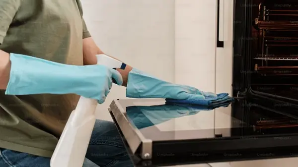 Духовка будет блестеть как новая: как отмыть даже застарелый жир и нагар