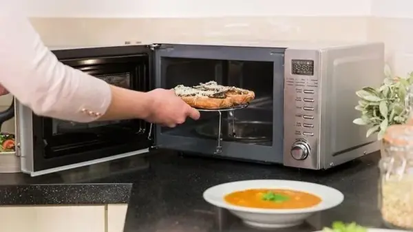 Как правильно пользоваться микроволновкой: 4 опасные ошибки