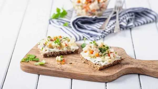 Бутерброды с селедкой плавленым сыром и морковью: рецепт оригинальной закуски