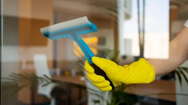 Как быстро убрать царапины со стеклянных поверхностей в домашних условиях: полезные лайфхаки