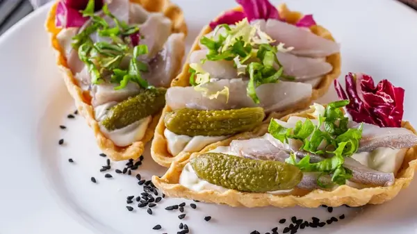 Тарталетки с сельдью, сыром и яйцом: отличная альтернатива бутербродам