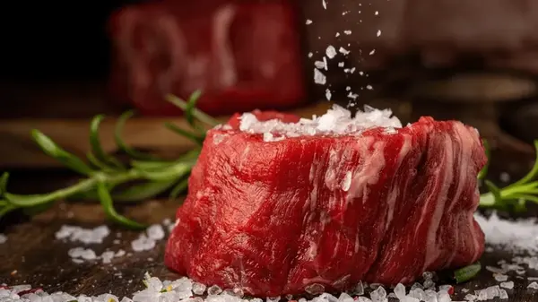 Как быстро разморозить мясо без микроволновки и горячей воды: способ, проверенный временем