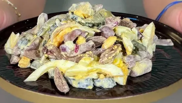 Салат из куриных сердечек: простой и сытный рецепт для будней и праздников
