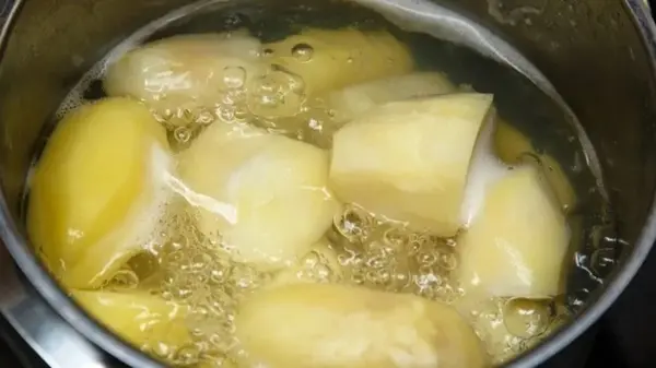 Что добавить в воду во время варки картофеля: приготовится быстрее и будет вкуснее