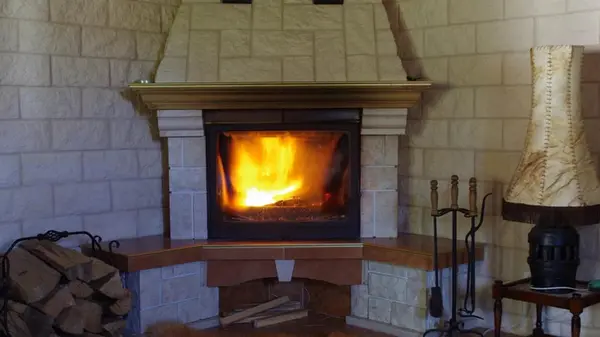 Это средство нужно смешать с водой и вымыть им камин: сажа «отлетит» моментально