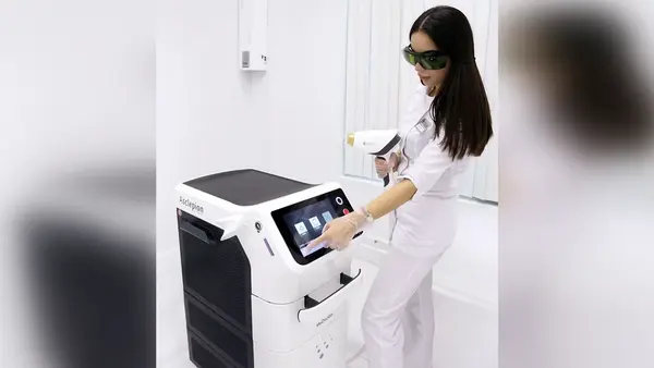 Чек-лист перед отпуском: как совместить солнце, SPF, бассейн и лазерную эпиляцию без сюрпризов