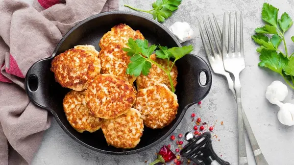 Что лучше класть в фарш — хлеб или батон, когда добавлять лук: пропорция на 1 кг мяса