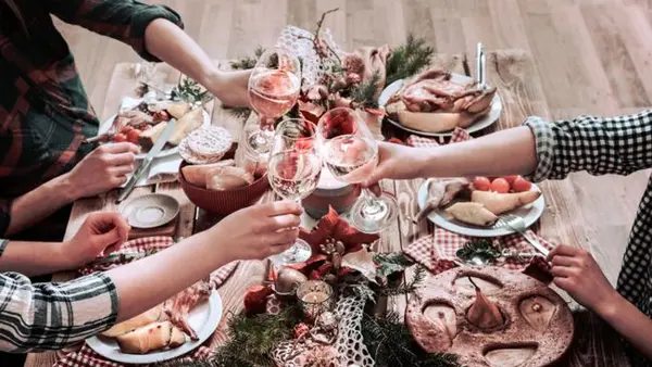 Эти популярные праздничные напитки вызывают неприятный запах изо рта