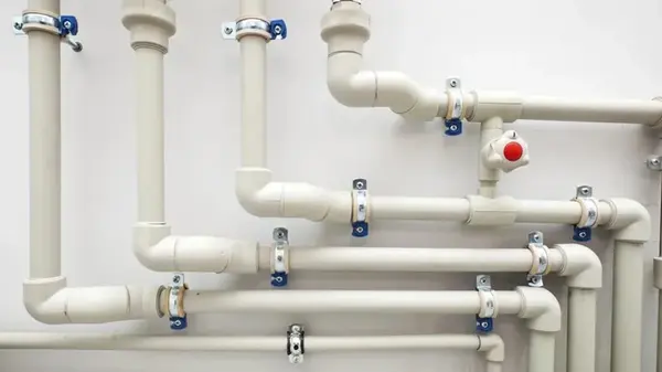 Конденсата на трубах в ванной больше не будет: вот что нужно сделать